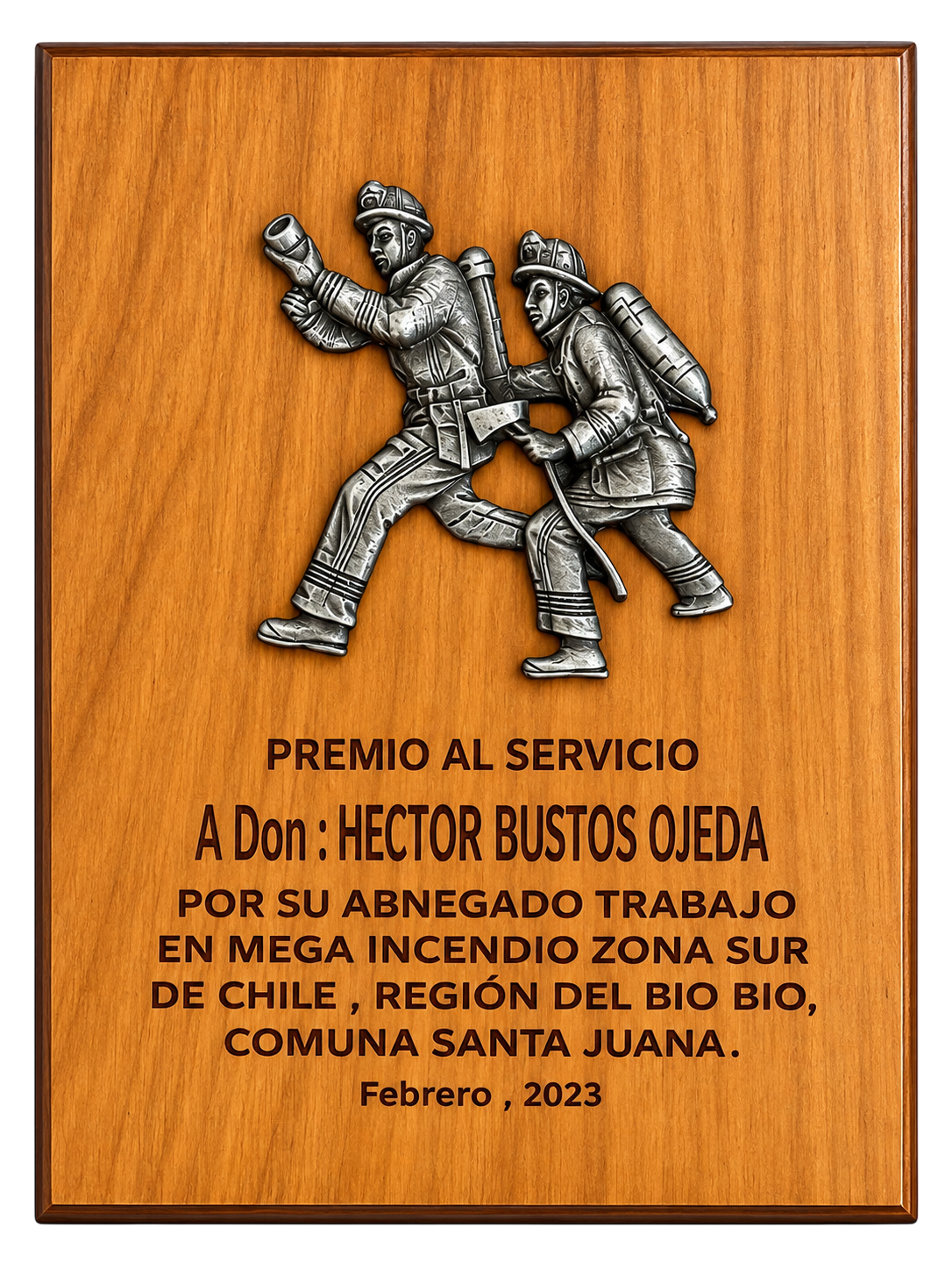 Galvano de reconocimiento para bomberos: placa de madera con figura metálica de bomberos y texto grabado
