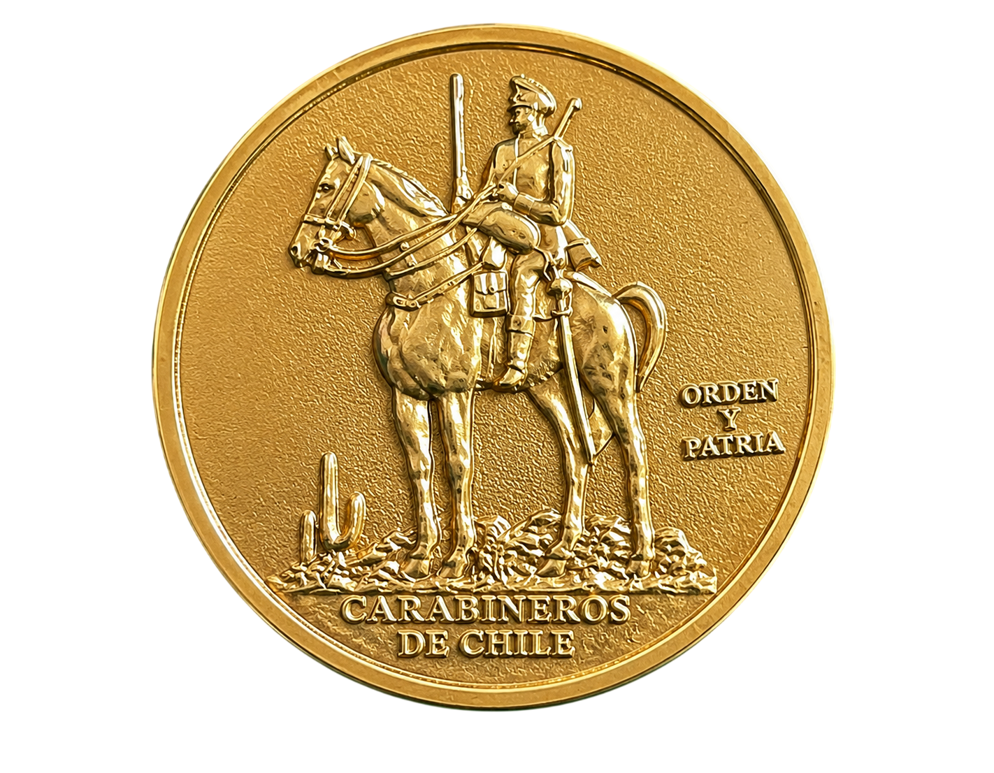 Moneda dorada con jinete a caballo y la frase Orden y Patria, Carabineros de Chile